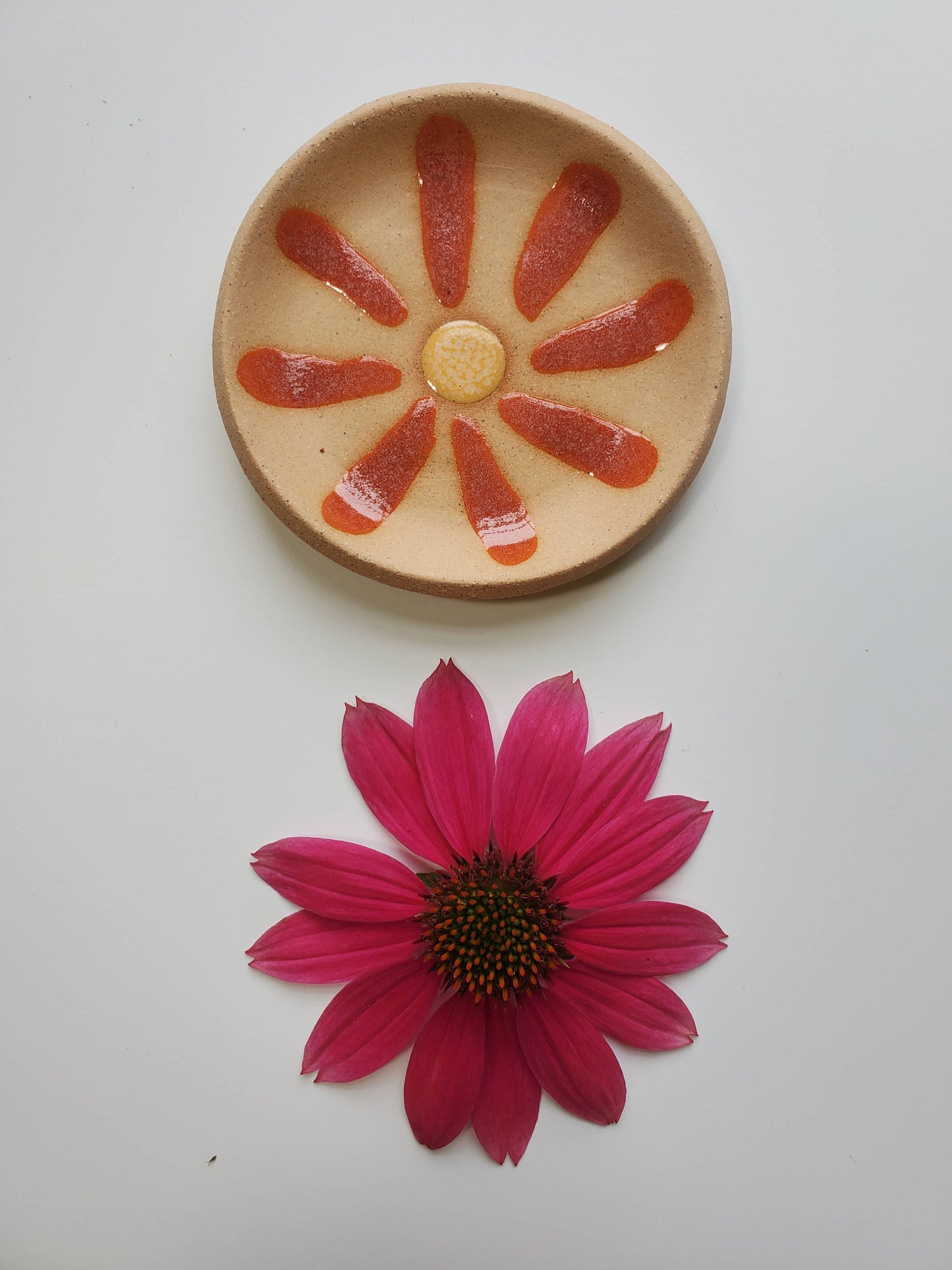 CURIOUS CLAY - Round flower dish: White