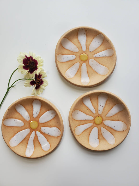 CURIOUS CLAY - Round flower dish: White